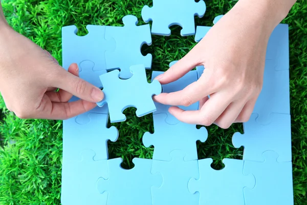 Hand holding puzzle piece — Stock Photo, Image