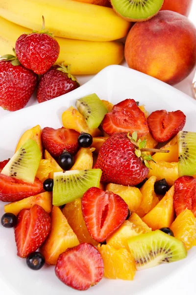 Ensalada de frutas frescas en plato — Foto de Stock