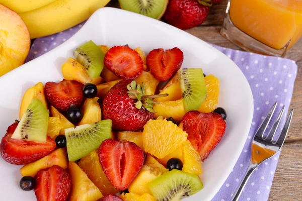 Salada de frutas frescas em prato — Fotografia de Stock