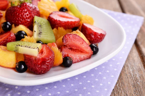 Ensalada de frutas frescas en plato —  Fotos de Stock