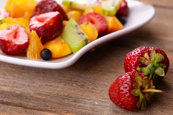 Salade de fruits frais avec crème glacée — Photo