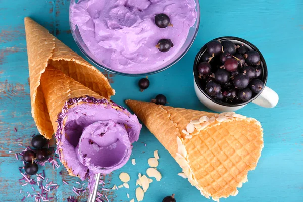 Tasty ice cream with fresh berries — Stock Photo, Image