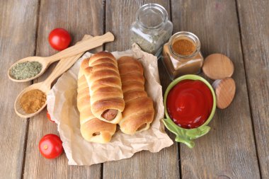 pişmiş sosis rolls