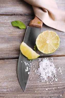 Natürmort taze limon, bıçak ve tuz eski ahşap tablo