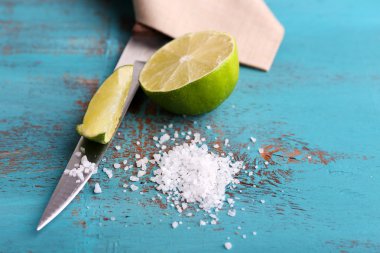 taze limon, bıçak ve tuz