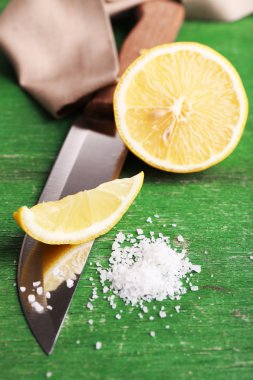 Natürmort taze limon, bıçak ve tuz eski ahşap tablo