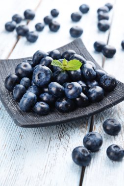 Plaka üzerinde lezzetli yaban mersini