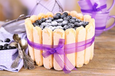 Yaban mersini ile lezzetli pasta Charlotte