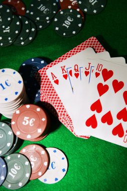 kartları ve poker fişleri