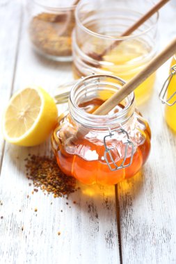 ahşap masa üzerinde taze bal