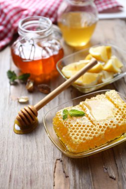 Taze bal ve dilimlenmiş limon