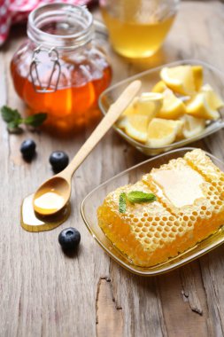 Taze bal ve dilimlenmiş limon