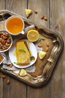 Taze bal aperatif tepsisi üzerinde