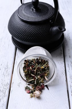 Siyah çaydanlık kase ve çay