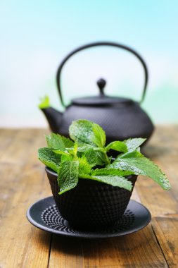 Taze nane yaprakları ile Çin çaydanlık