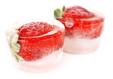 buz küpleri ile üzerine beyaz izole çilek