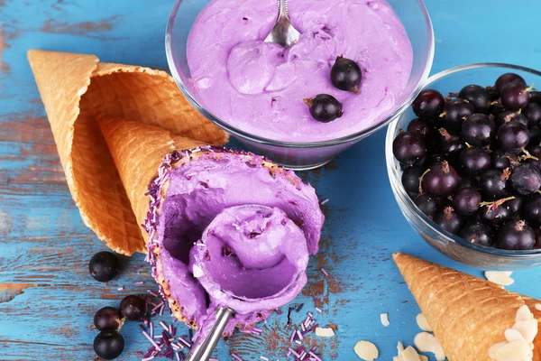 Tasty ice cream with fresh berries — Stock Photo, Image
