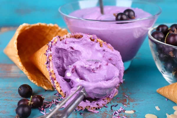 Tasty ice cream with fresh berries — Stock Photo, Image