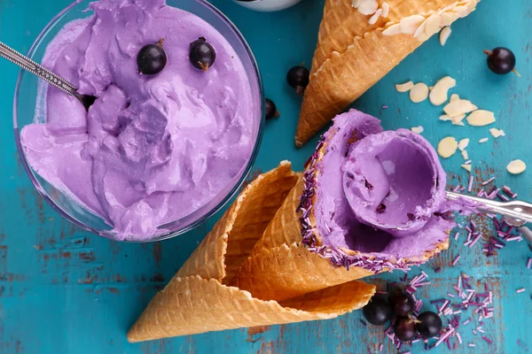 Tasty ice cream with fresh berries — Stock Photo, Image
