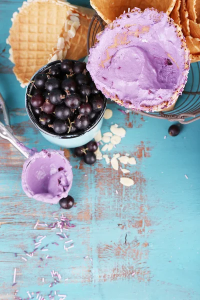 Leckeres Eis mit frischen Beeren — Stockfoto