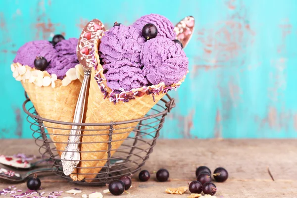 Вкусное мороженое с ягодами — стоковое фото
