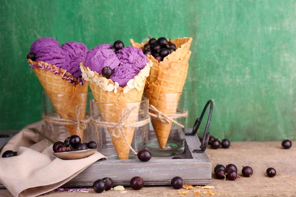 Helado sabroso con bayas — Foto de Stock