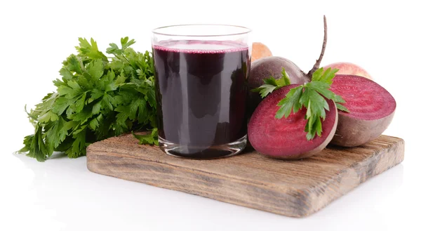 Glass of fresh beet juice and vegetables on cutting board isolated on white — Stock Photo, Image