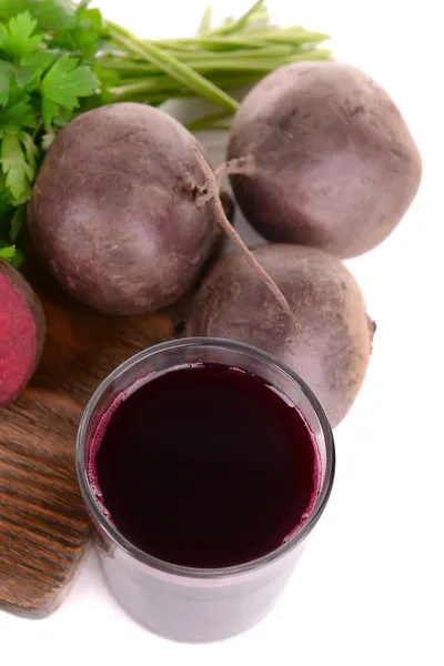 Verre de jus de betterave et légumes frais sur planche à découper isolé sur blanc — Photo