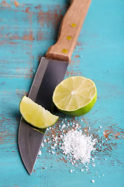 Frisk kalk, kniv og salt – stockfoto