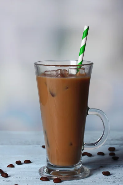 Glas iced melk koffie op lichte achtergrond — Stockfoto