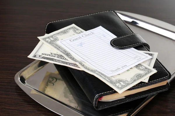 Cheque y dinero de café en bandeja —  Fotos de Stock