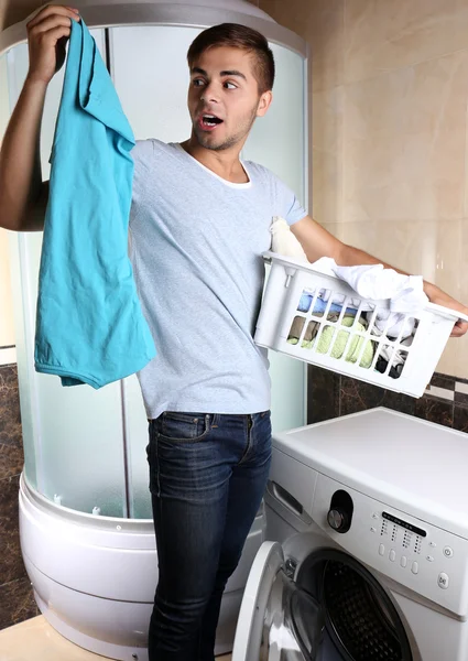 Man with basket of laundry — Stock Photo, Image