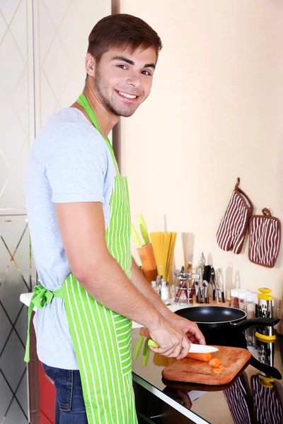 Przystojny mężczyzna gotowanie — Zdjęcie stockowe