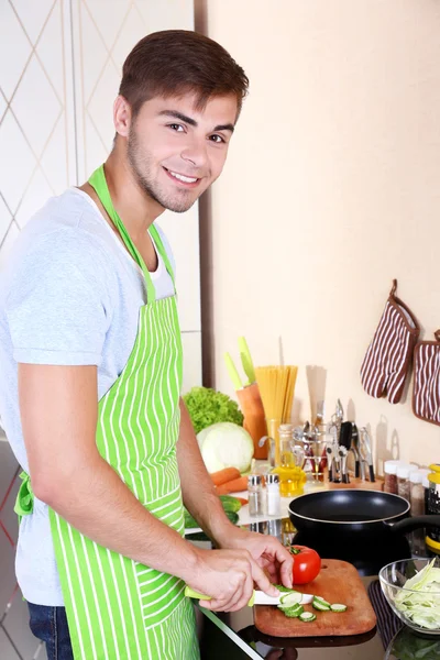 요리 하는 잘생긴 남자 — 스톡 사진