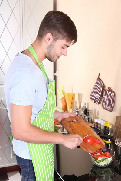 Bonito homem cozinhar — Fotografia de Stock