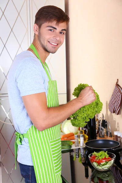 Jóképű férfi, főzés — Stock Fotó