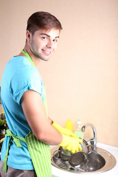 Man washing dish — Stock Photo, Image