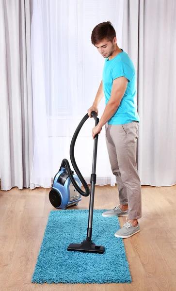 Man doen vacuüm reiniging — Stockfoto