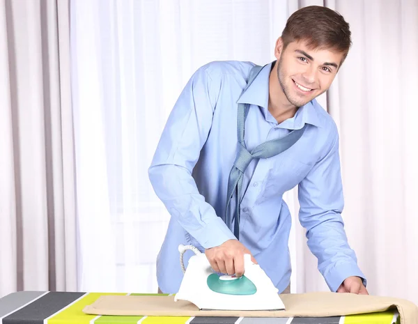 Mann bügelt Kleidung — Stockfoto