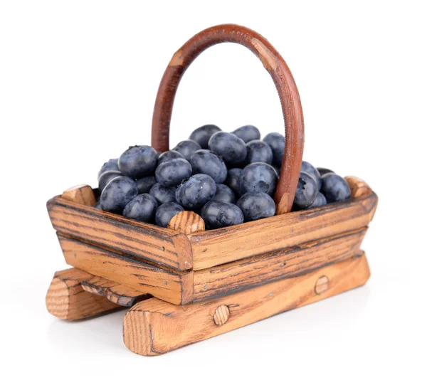 Läckra blåbär i trä korg isolerad på vit — Stockfoto