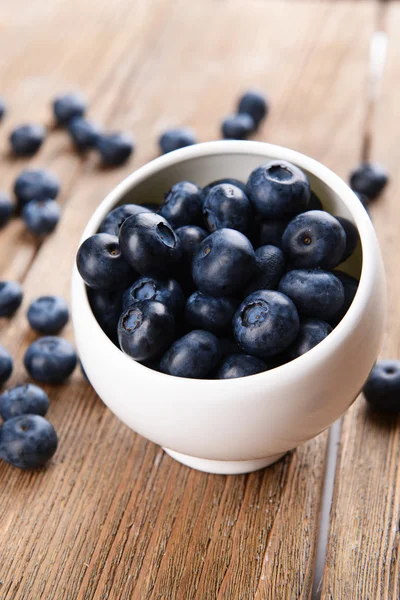 Köstliche Blaubeeren in Schüssel — Stockfoto