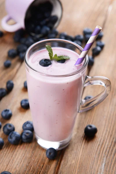 Köstliches Dessert mit Blaubeeren auf dem Tisch aus nächster Nähe — Stockfoto