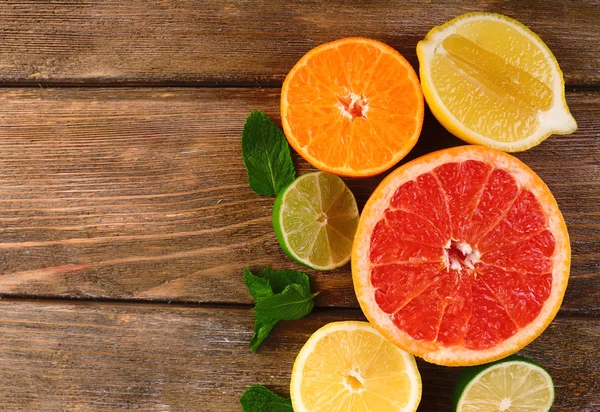 Olika skivad saftiga citrusfrukter — Stockfoto