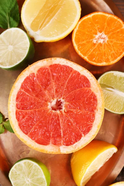 Olika skivad saftiga citrusfrukter — Stockfoto