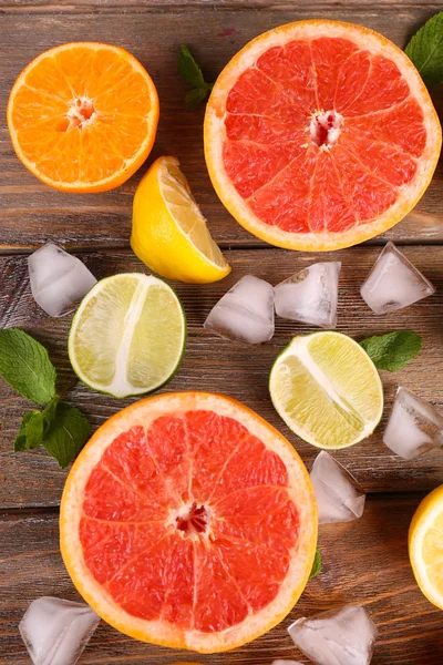 Verschillende gesneden sappige citrusvruchten — Stockfoto