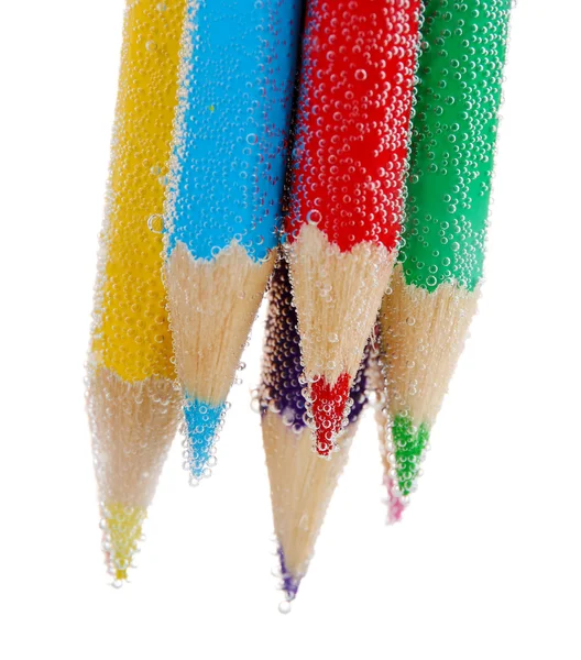 Färgglada pennor i vatten bubblor — Stockfoto