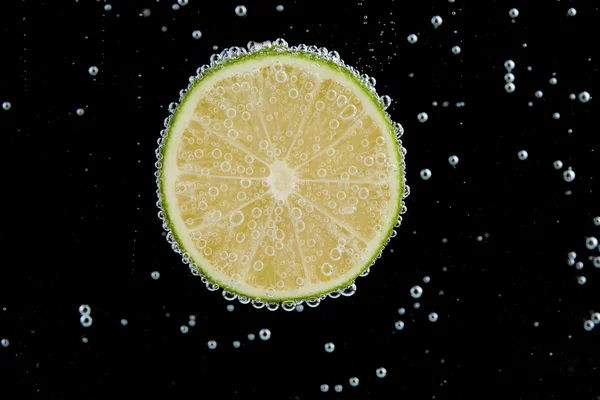 Limão fresco em água com bolhas — Fotografia de Stock