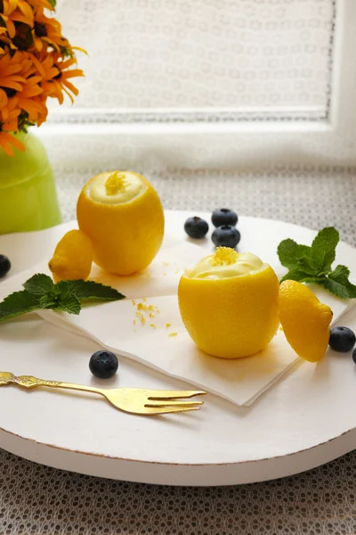 Gustoso dessert al limone in buccia di limone — Foto Stock