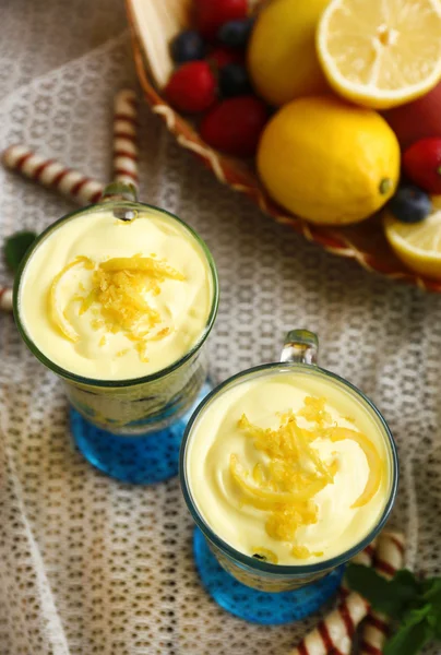 Вкусные лимонные десерты — стоковое фото