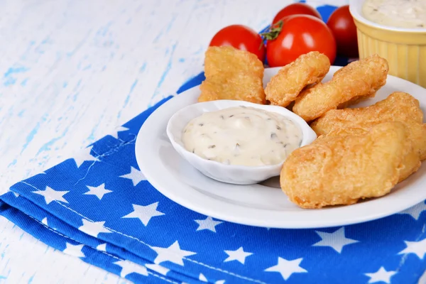 Nuggets de pollo con salsa —  Fotos de Stock